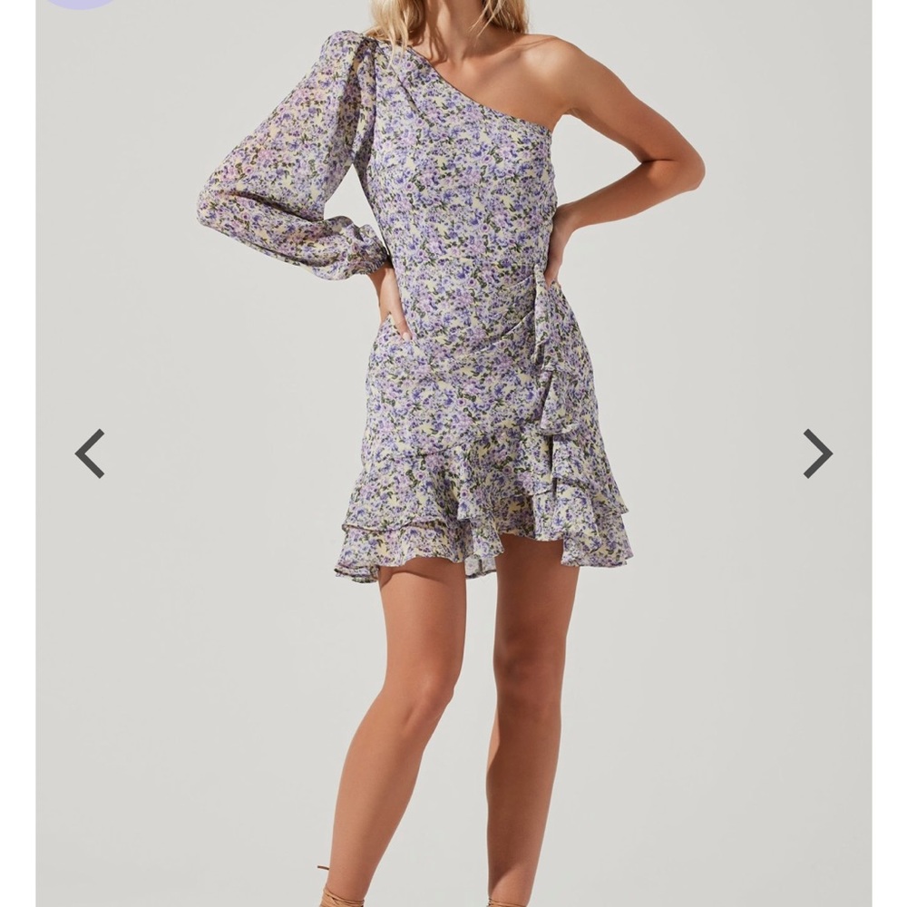 ASTR the label one shoulder floral dress